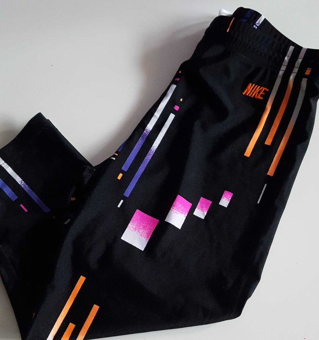 Спортни дрехи Nike, UFC ,суитшърти Star Wars ,Friends и др.