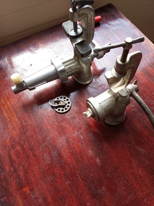 Продается две советские мясорубки разных конструкций и приспособление