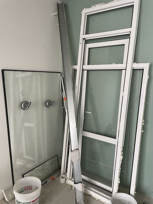 Пластиковый окна и дверь.