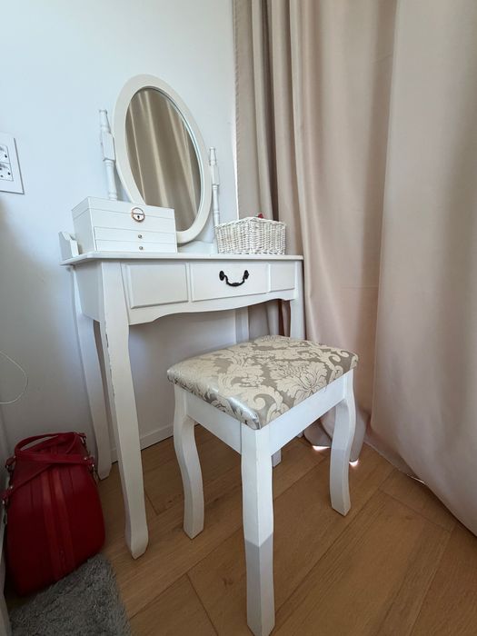 Masuta de machiaj cu scaun inclus