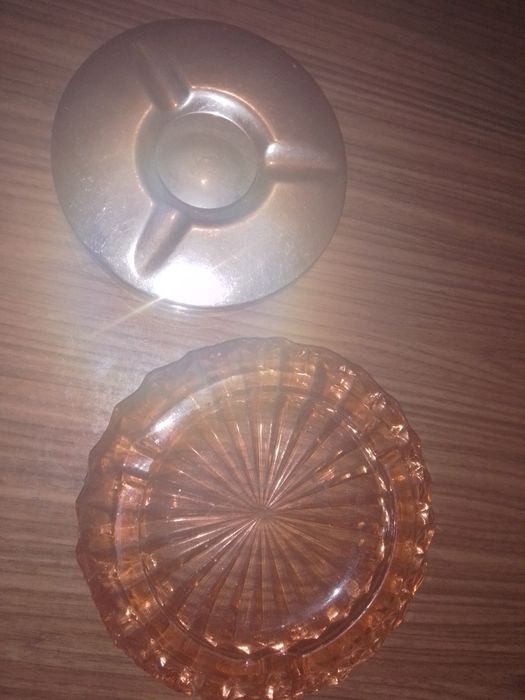 Бълг.порцелан, 6 чинии, ножове,купи,винен сервиз