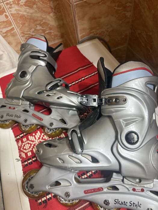 Patine cu role puțin folosite.