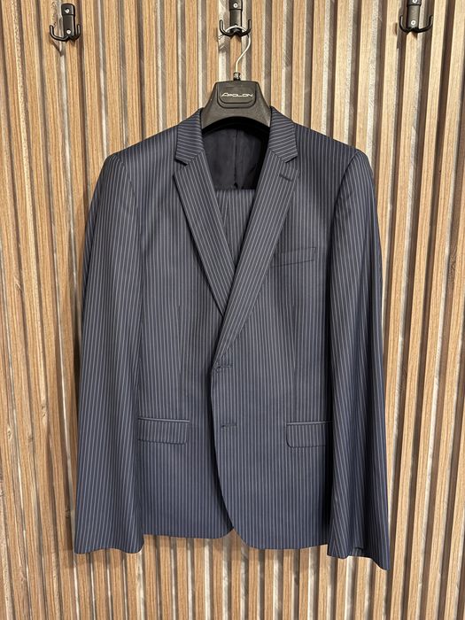 Чисто нов черен костюм на райе - размер 48