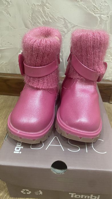 Срочно продам детские ботинки