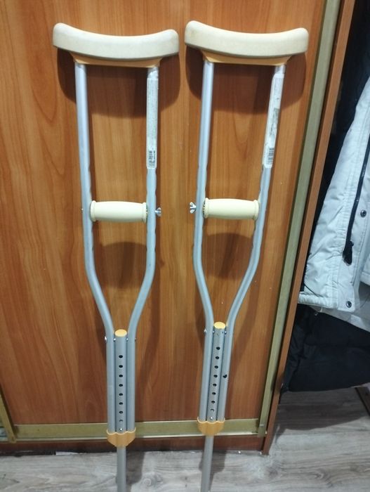 Продам Детские костыли