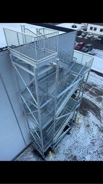 Scări metalice galvanizate la orice demisiune asiguram transport ori unde in tara mai multe detalii la Nr  ⁨0793 497 113