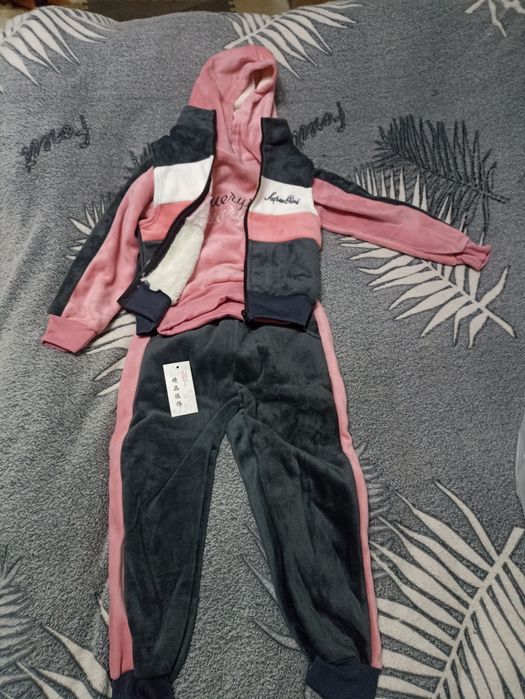 Продам новый костюм 3ка для девочки