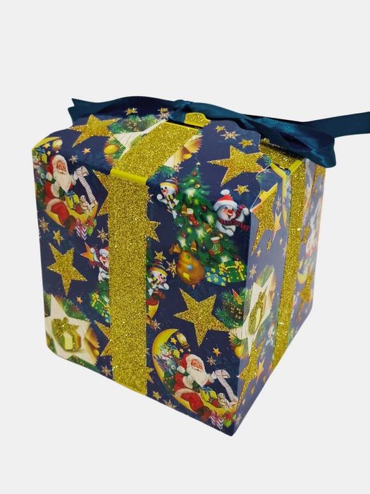 Yangi yil sovg'a qutisi Archa atrofidagi bolalar.