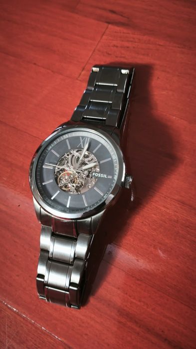 Ceasul din imagine este un model bărbătesc Fossil Flynn Automatic Skeleton (cod model: BQ2384)