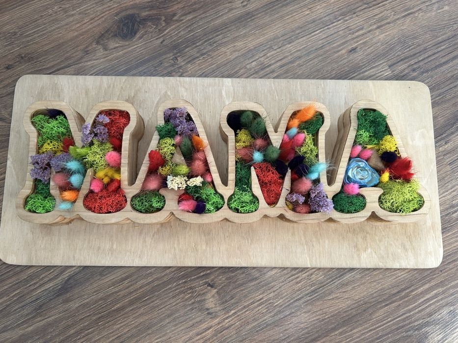 Дървена декорация MAMA с цветен мъх – ръчна изработка униклен подарък