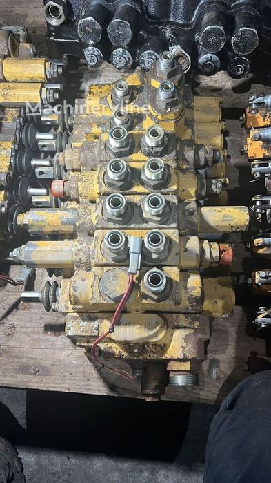 Distribuitor hidraulic Kawasaki CAT 115. 9853 pentru excavator