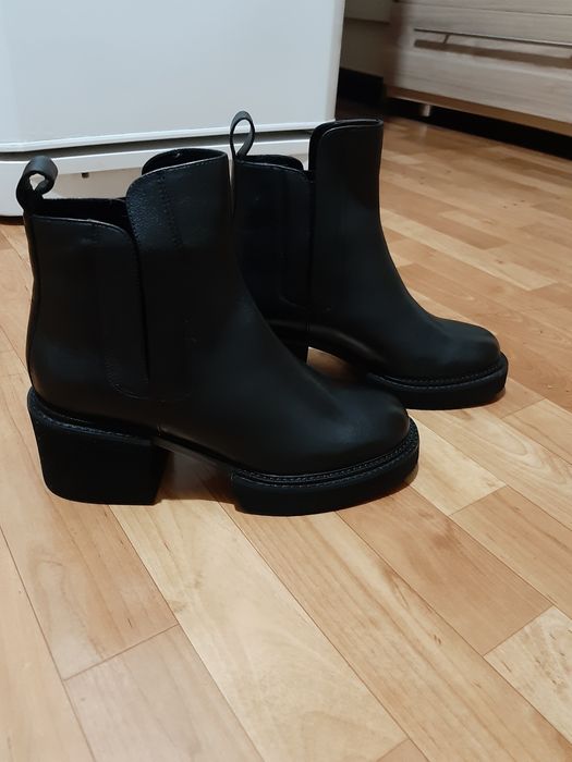 Продам женские сапоги челси.