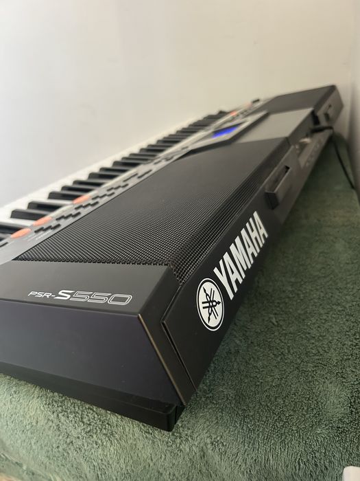 YAMAHA.  PSR   S550.