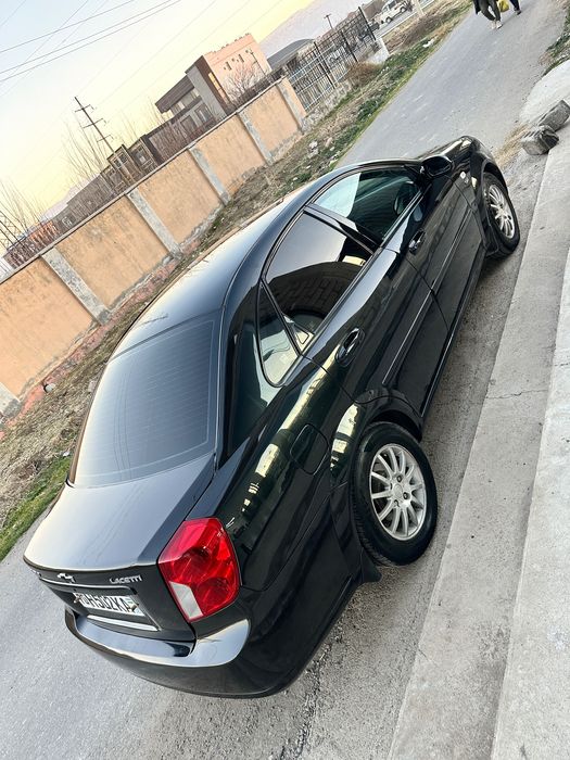 lacetti 1.8 sotiladi