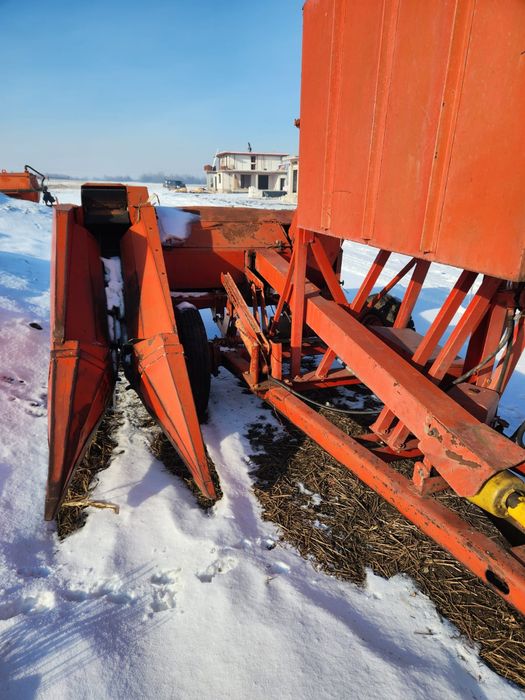 Tractor, freza și utilaj cules porumb.