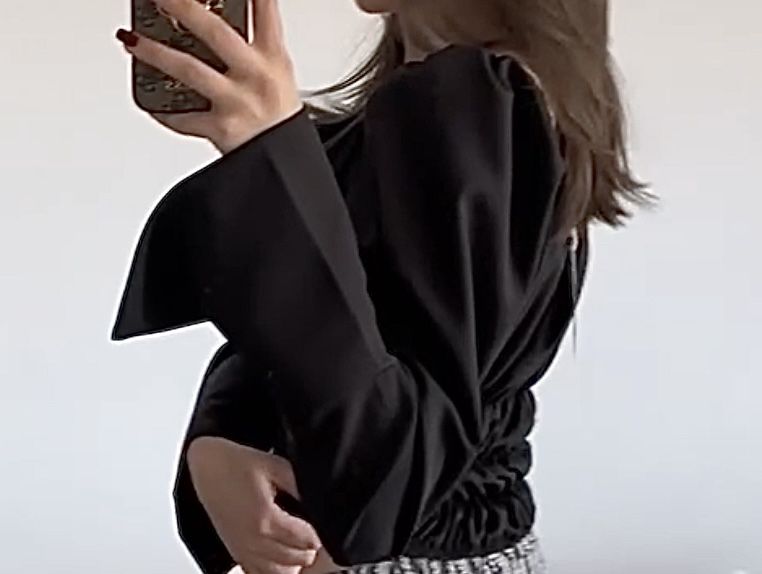 Top cu mânecile lungi