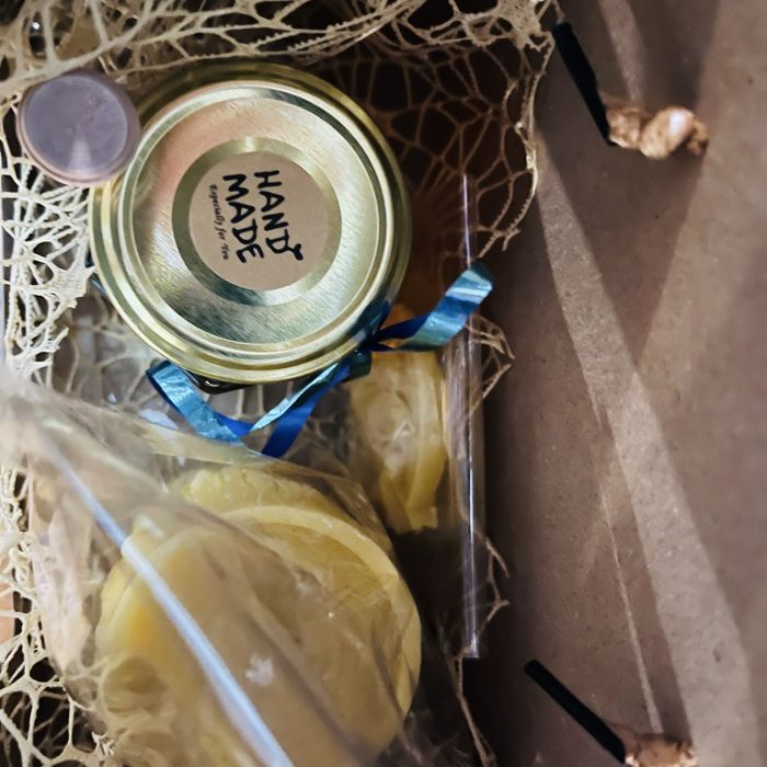 Пчелен мед и свещи от пчелен восък