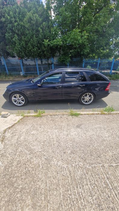 Продавам личния си автомобил Mercedes C180