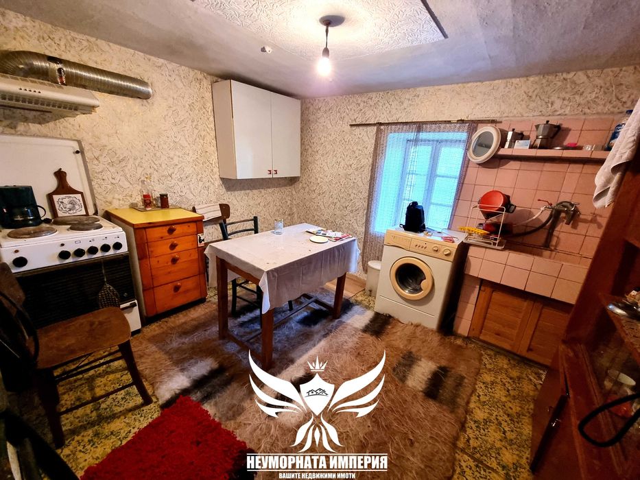 Продавам триетажна вила/къща 193РЗП с 220кв.м. двор в село Дряново община Лъки