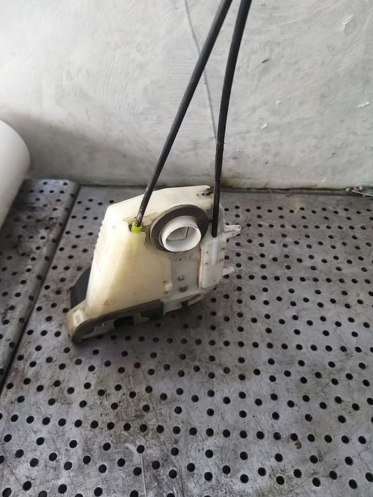 Broasca usa stanga spate toyota yaris 3 p13
