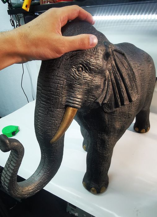 Ръчно боядисана фигура на слон