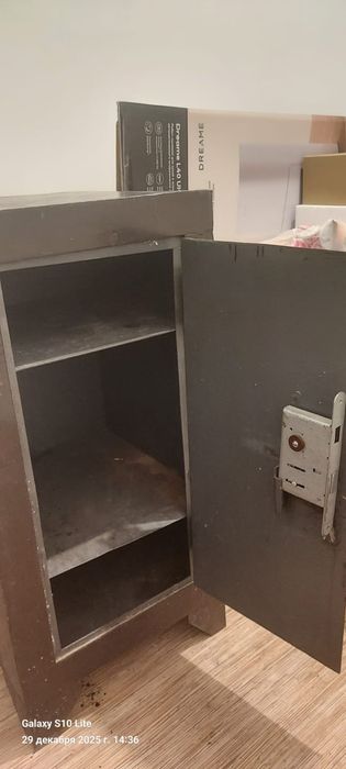 Продам сейф с ключом