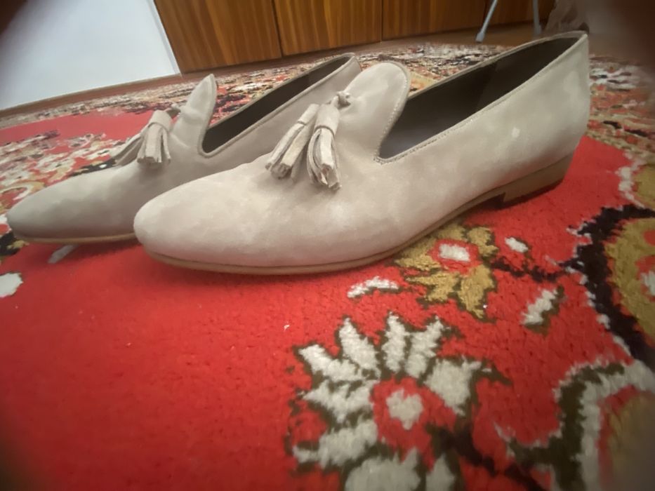 Бежови мокасини