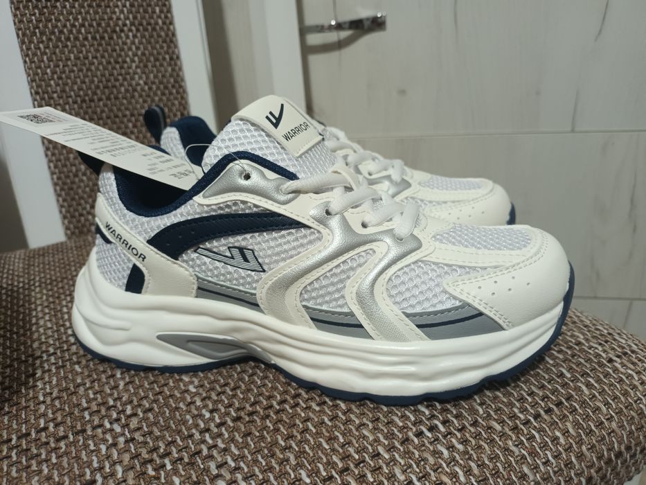 Adidași noi Warrior