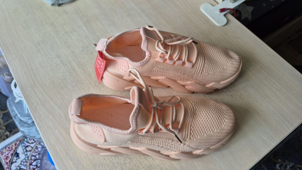 Новые кроссовки р 37.5-38.