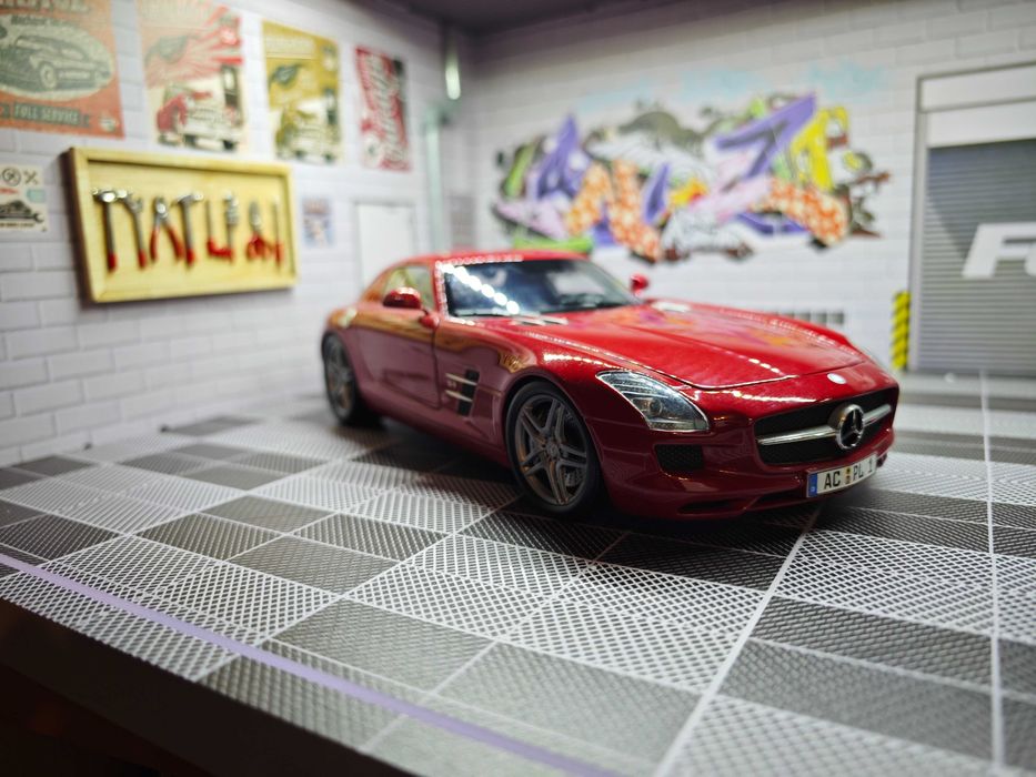 Mercedes-Benz SLS AMG ,цвят Le Mans Red 1/18 Minichamps
