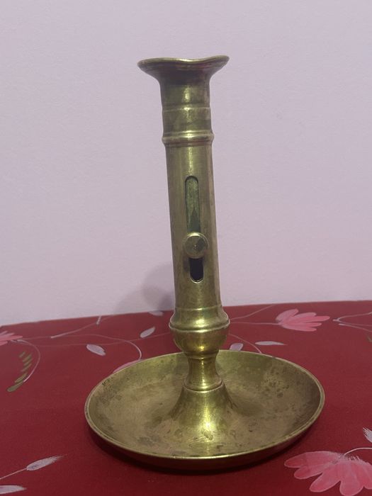 Sfeșnic din alamă – piesă vintage cu mecanism reglabil
