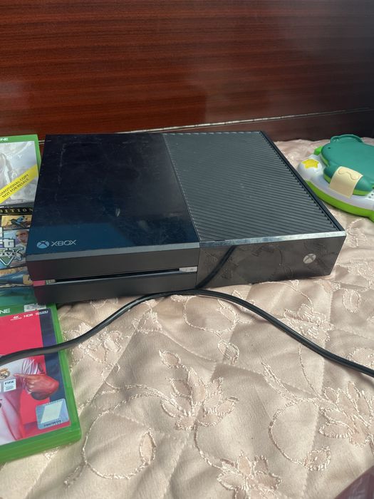 Xbox one със 2 жоистика и 8 игри + ps3 със един жоистик и една игра