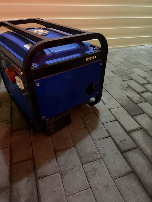 Продаю бензиновый генератор