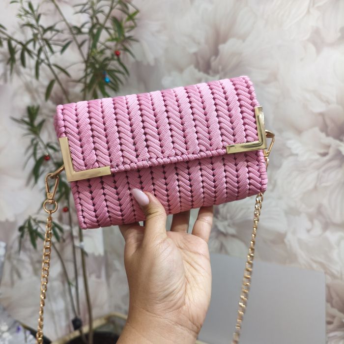 Выполнена ручной работой сумка