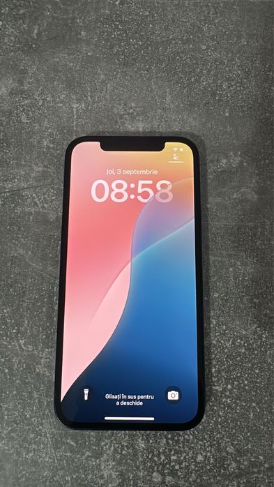 iPhone 12, baterie 77%