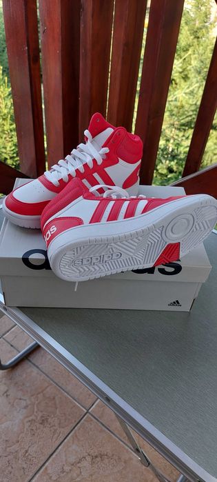 Прекрасни и много удобни Adidas Hoops 3.0 Mid Kids red promo