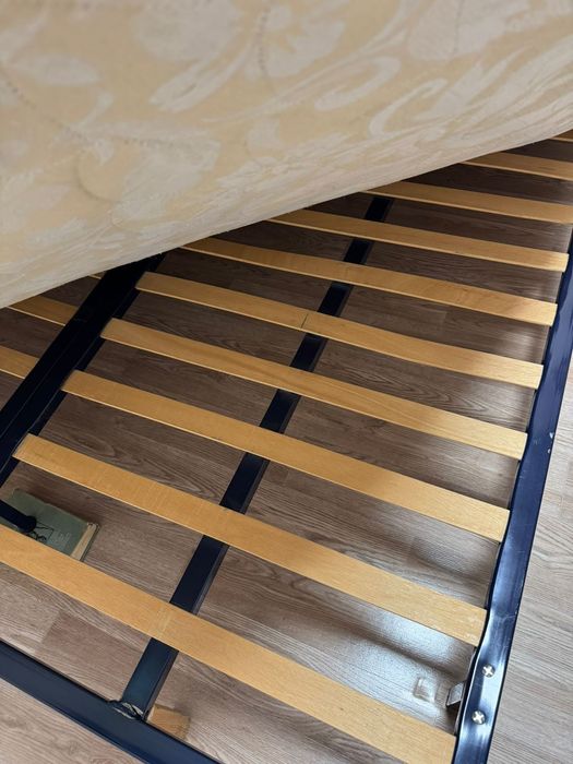 Отдам матрас с каркасом