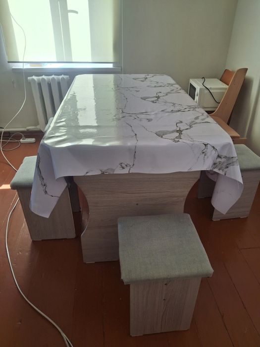 Продаётся стол со стулями