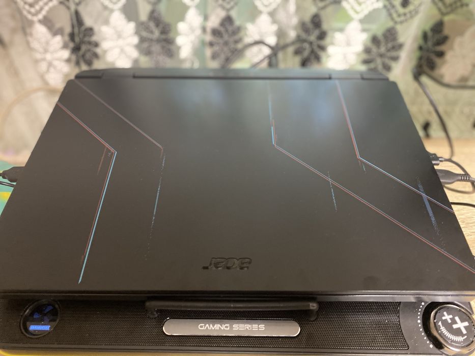 Vând sau schimb laptop gaming Acer Nitro 5 AN515-58, un model foarte performant, ideal pentru gaming FHD pe detalii maxime sau editare video/rendering