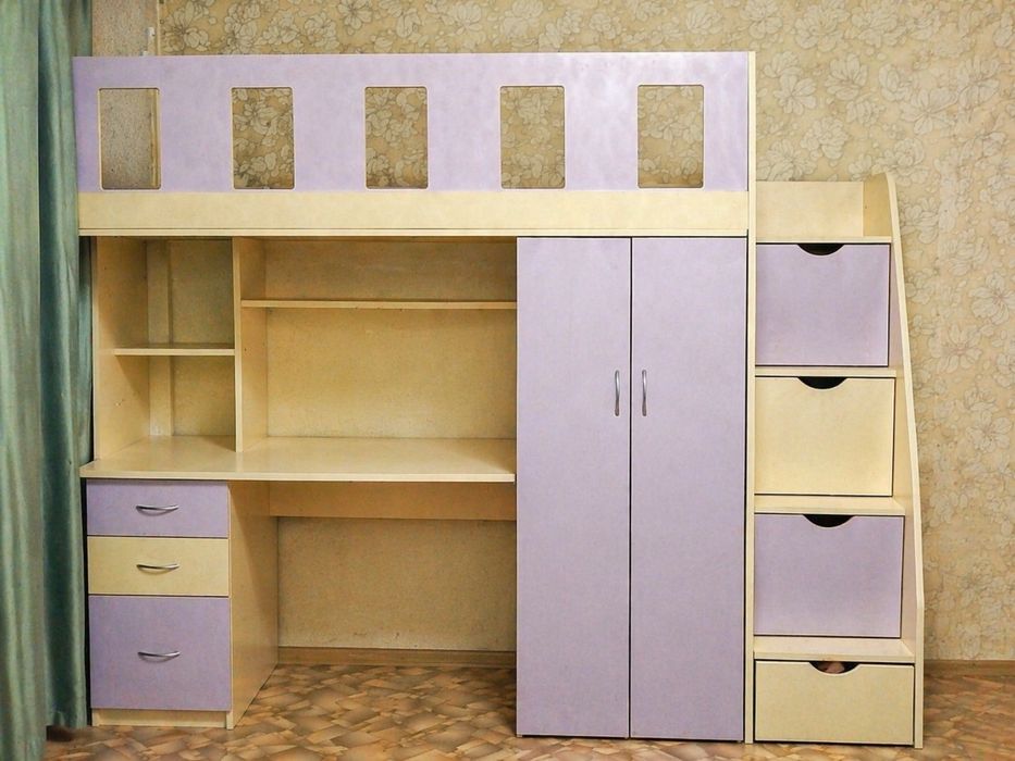 Продам кровать чердак,с столом плюс шкаф
