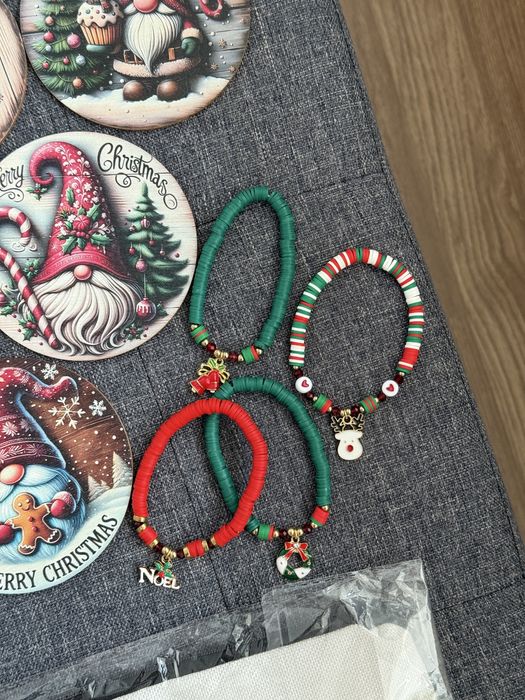 Коледни гривни, коледен несесер и коледни декорации