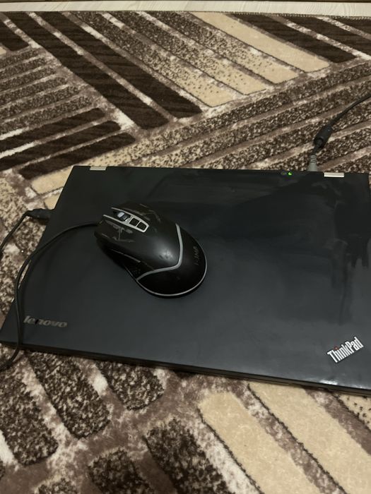 Лаптоп със мишка