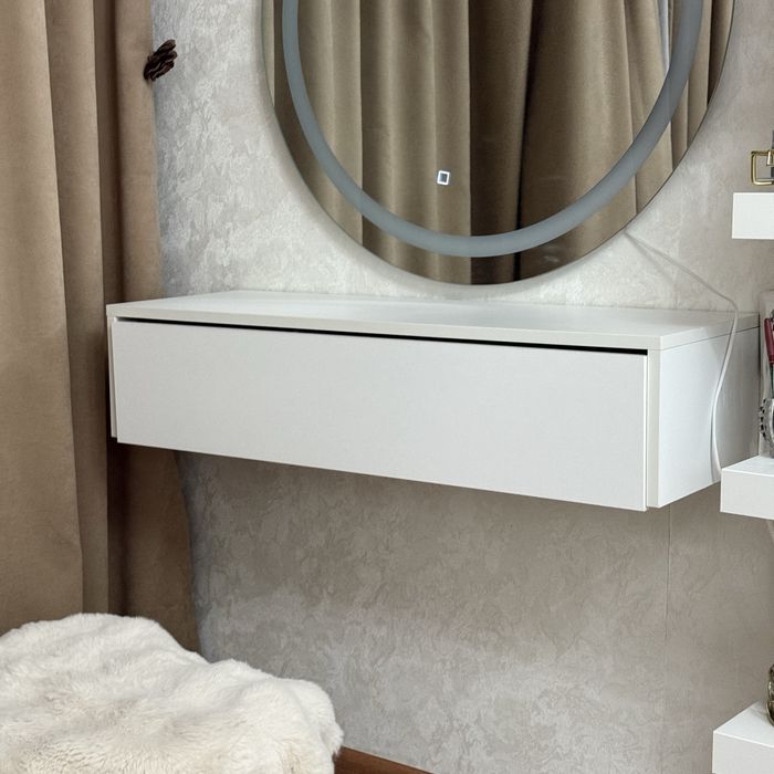 Продаю косметический столик (навесной) в идеальном состоянии