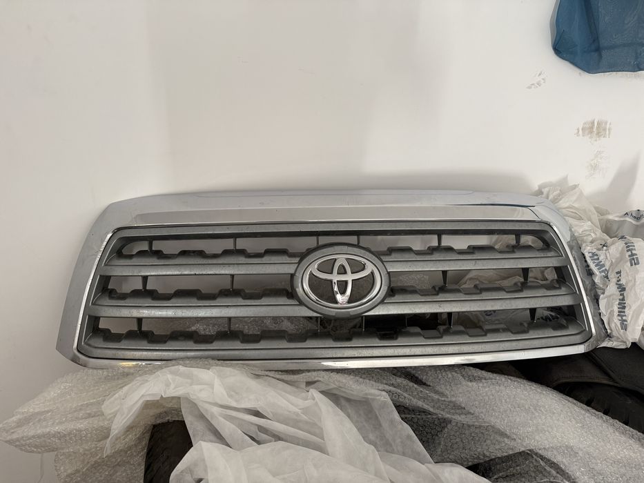 Продам решетку тойота секвойя