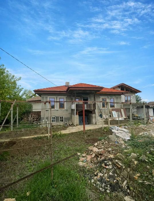 Реновирана къша с голям двор в село Драганово
