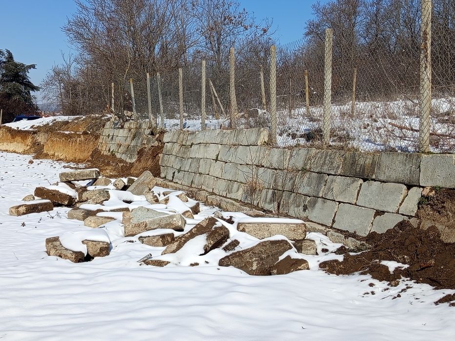 Каменни блокове-бордюри.