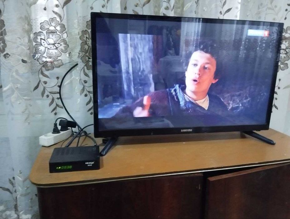 Продам спутниковый тюнер HDBOX  S 200