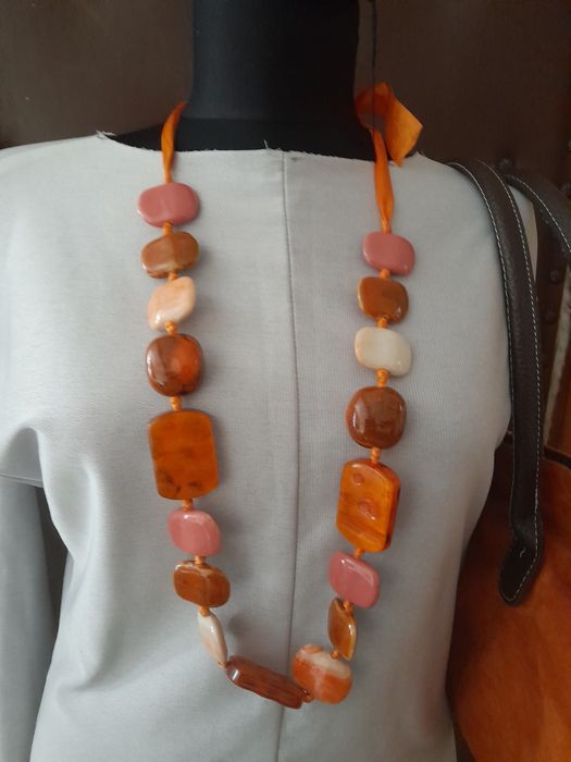 Rochie numinou, poseta și accesorii