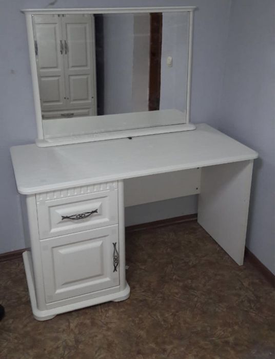 Зеркало и туалетный стол