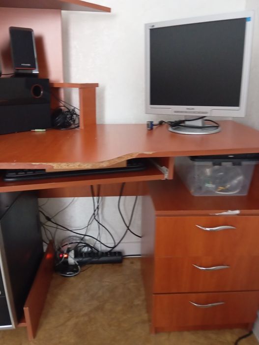 Продам компьютерный стол.